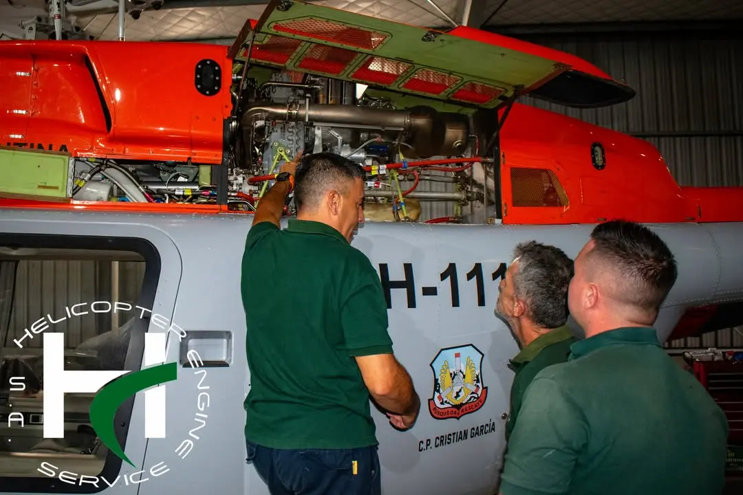 Técnico realizando mantenimiento preventivo en aeronave