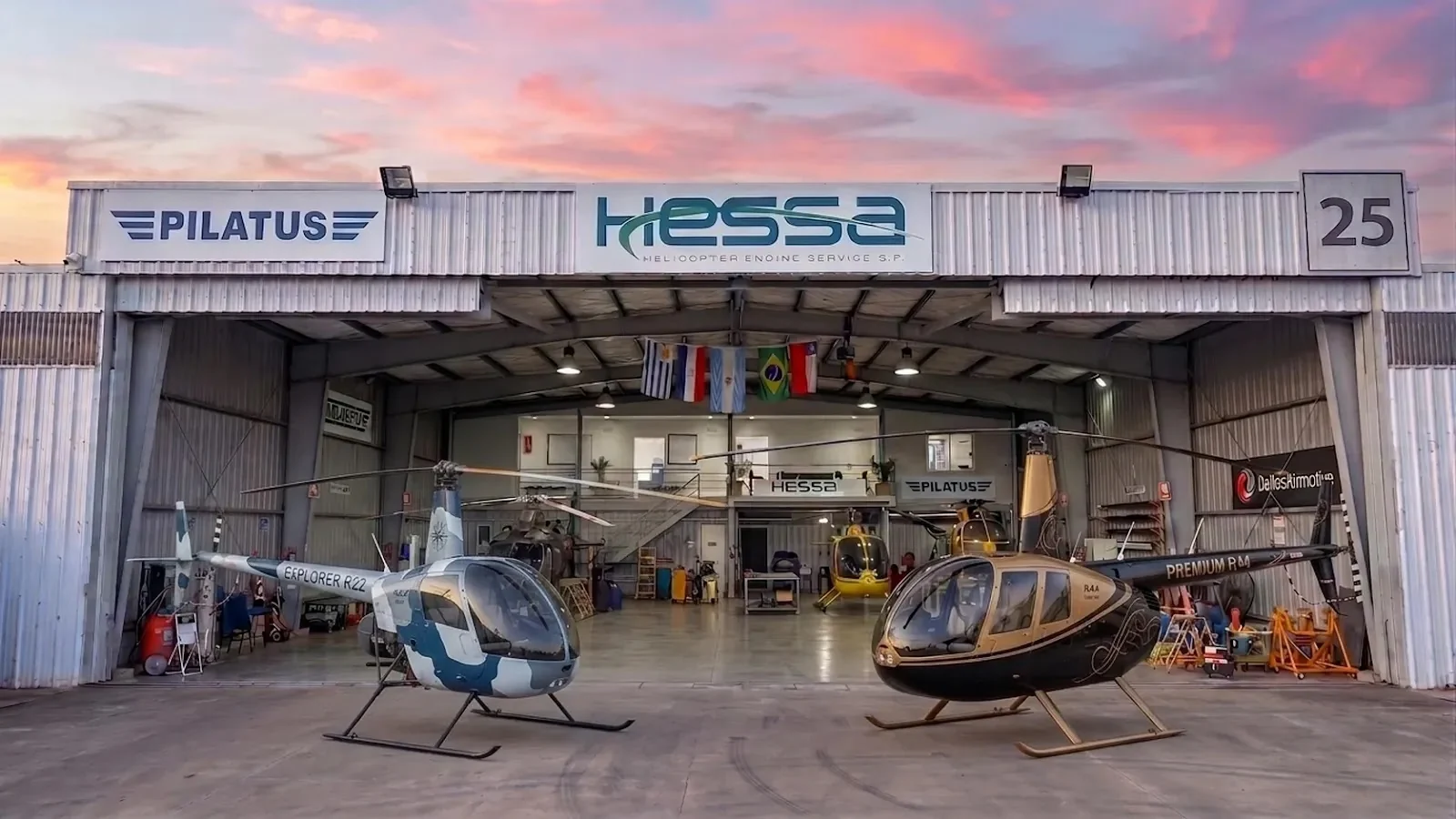 Helicópteros Robinson R22 y R44 frente a las instalaciones de HESSA